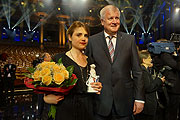 Blauer Panther für Mala Emde und deren Rolle der Anne Frank in „Meine Tochter Anne Frank", hier mit Minsterpräsident Horst Seehofer  (©Foto: Martin Schmitz)